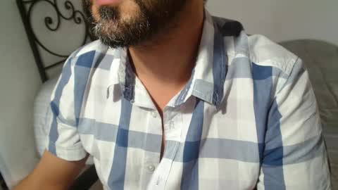 Snapshot of under_thedesk chatting on October 14, 3:52 pm Giov online show from October 14, 3:52 pm