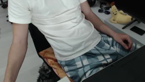 uniqueboy22 online show from April 20, 6:10 pm