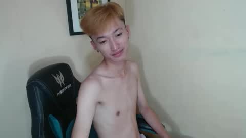 urasian_ladyboyxxx online show from April 24, 12:40 pm