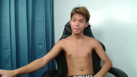 Snapshot of urhotpinoy_izaac chatting on September 11, 11:20 am simeon ulok online show from September 11, 11:20 am