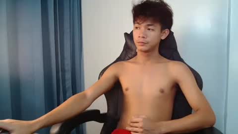 Snapshot of urhotpinoy_izaac chatting on September 22, 4:28 pm simeon ulok online show from September 22, 4:28 pm