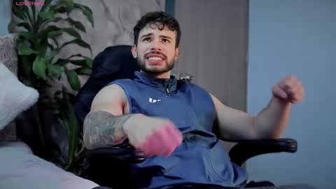 Snapshot of valenthinoking chatting on October 23, 3:10 am valenthinoking online show from October 23, 3:10 am