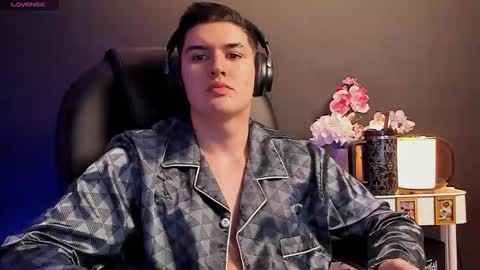 ValentinoCerati online show from February 19, 3:03 am