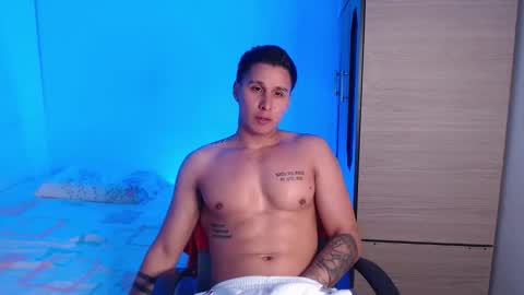 Snapshot of valentinosex_1 chatting on October 3, 11:32 pm VALENTINO online show from October 3, 11:32 pm