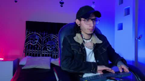 vergil_noir online show from June 16, 4:37 am