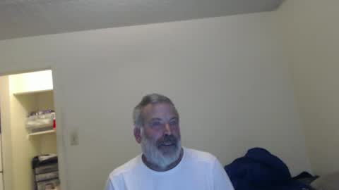 Snapshot of veryveryhairmanindenver chatting on December 6, 1:07 am hairy man online show from December 6, 1:07 am