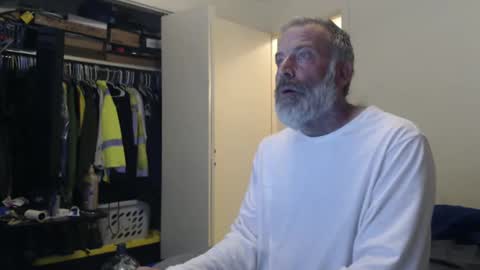 Snapshot of veryveryhairmanindenver chatting on February 1, 12:51 am hairy man online show from February 1, 12:51 am