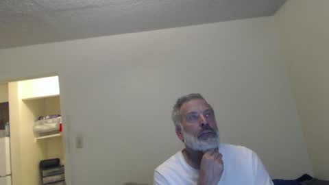 Snapshot of veryveryhairmanindenver chatting on December 15, 1:13 am hairy man online show from December 15, 1:13 am