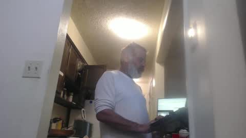 Snapshot of veryveryhairmanindenver chatting on January 4, 12:59 am hairy man online show from January 4, 12:59 am
