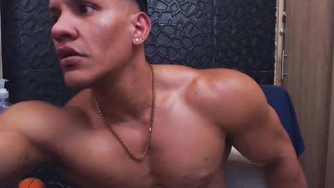 Snapshot of viktorherrera chatting on October 22, 6:21 pm Viktor Herrera online show from October 22, 6:21 pm