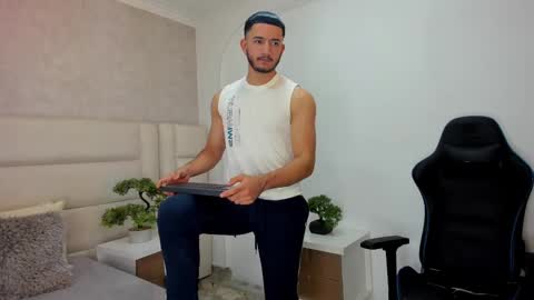 Snapshot of vilaty_makris chatting on September 23, 4:17 pm Vitaly online show from September 23, 4:17 pm