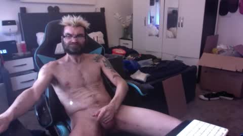 W12swimmerboi online show from February 9, 8:52 am