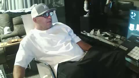 inittogetitin online show from May 13, 9:17 am