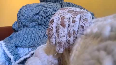 whitesweater online show from April 27, 5:37 am