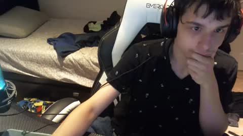 willfro_ online show from October 18, 3:44 am