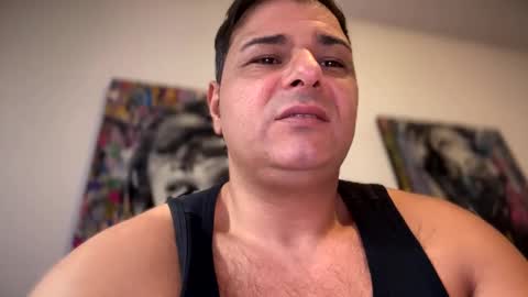 Snapshot of witebull83 chatting on December 23, 10:21 am Witebull online show from December 23, 10:21 am