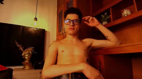 Snapshot of wolfan_sky chatting on October 9, 11:59 am W O L F online show from October 9, 11:59 am