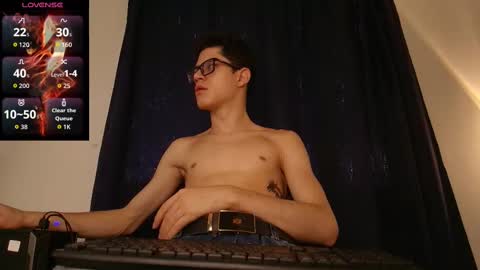 Snapshot of wolfan_sky chatting on October 7, 11:58 am W O L F online show from October 7, 11:58 am