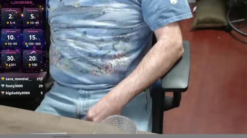 Snapshot of woodworker6473 chatting on December 4, 12:08 am woodworker6473 online show from December 4, 12:08 am