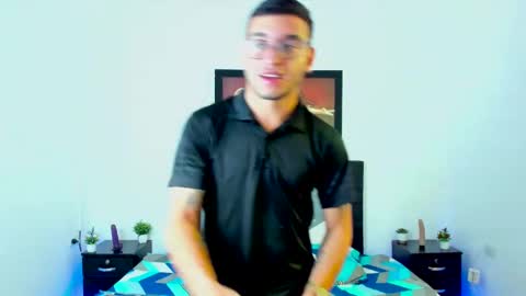 Snapshot of xxhoty0ung_boysxx chatting on February 18, 2:38 pm David and Mike online show from February 18, 2:38 pm