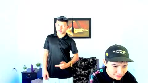Snapshot of xxhoty0ung_boysxx chatting on March 1, 6:32 pm David and Mike online show from March 1, 6:32 pm