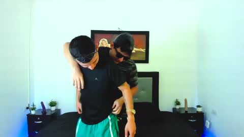 Snapshot of xxhoty0ung_boysxx chatting on February 25, 2:33 pm David and Mike online show from February 25, 2:33 pm