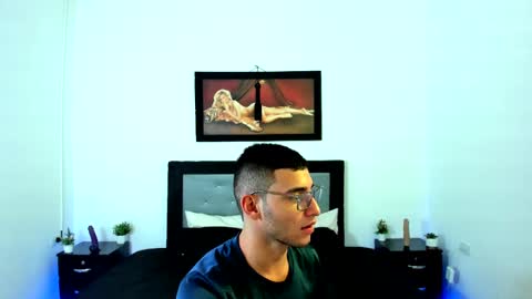 Snapshot of xxhoty0ung_boysxx chatting on February 24, 2:37 pm David and Mike online show from February 24, 2:37 pm