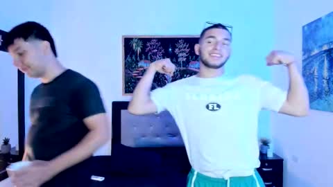 Snapshot of xxhoty0ung_boysxx chatting on September 10, 7:34 pm David and Mike online show from September 10, 7:34 pm