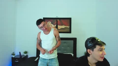 Snapshot of xxhoty0ung_boysxx chatting on February 26, 2:25 pm David and Mike online show from February 26, 2:25 pm