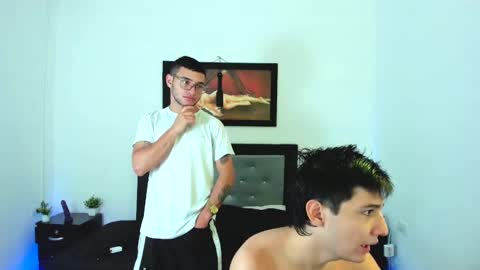 Snapshot of xxhoty0ung_boysxx chatting on February 27, 2:32 pm David and Mike online show from February 27, 2:32 pm