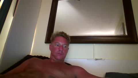 Snapshot of xxxelentdick chatting on October 15, 11:07 am deeeeznutz online show from October 15, 11:07 am