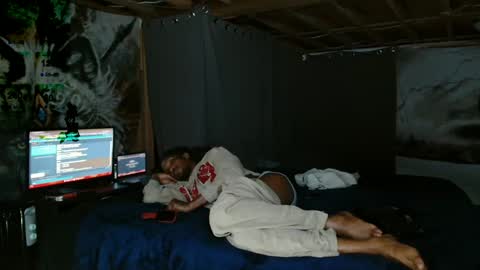 xxxjrstrokesxxx online show from December 8, 1:35 am