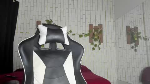 yacksson_lawrence online show from October 21, 11:40 pm