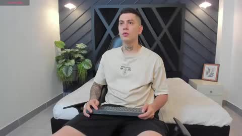 Snapshot of yeiko_romero_ chatting on February 16, 1:27 pm YEIKO ROMERO online show from February 16, 1:27 pm