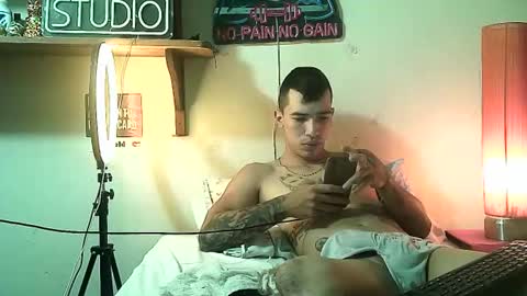 yeisoncastellanos1999 online show from May 8, 7:03 pm