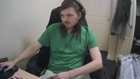 Snapshot of yeovil_alex chatting on December 15, 1:35 am Alex online show from December 15, 1:35 am