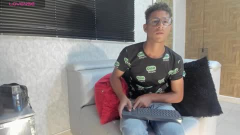 Snapshot of yeps_pluss chatting on October 19, 8:45 pm M O R E N O online show from October 19, 8:45 pm