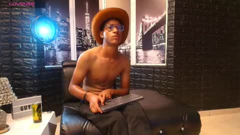 Snapshot of yeps_pluss chatting on October 18, 8:36 pm M O R E N O online show from October 18, 8:36 pm