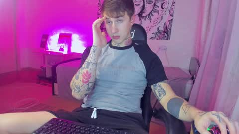 Hey my names Eric Would love to know each other better online show from December 7, 10:28 pm