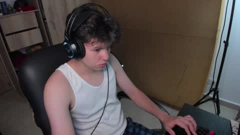 Snapshot of yurii_moody chatting on December 21, 2:30 am yurii_moody online show from December 21, 2:30 am