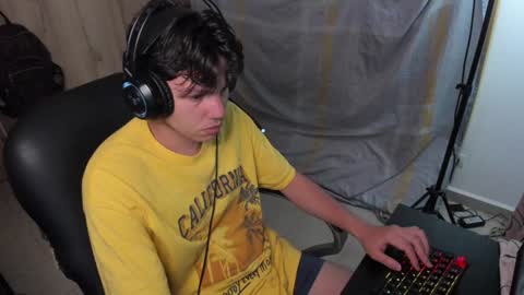 Snapshot of yurii_moody chatting on December 11, 2:32 am yurii_moody online show from December 11, 2:32 am