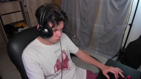 Snapshot of yurii_moody chatting on December 6, 2:02 am yurii_moody online show from December 6, 2:02 am
