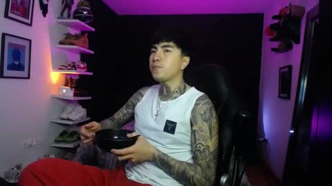 zac_muller1 online show from November 18, 2:37 am