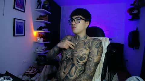 zac_muller1 online show from May 16, 10:36 am