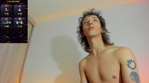 Snapshot of zackcum_ chatting on January 31, 4:36 am for you Zack online show from January 31, 4:36 am