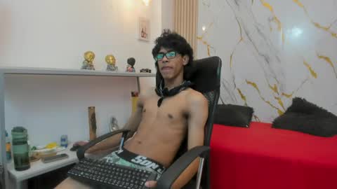 zayn_fox32 online show from May 18, 7:18 pm