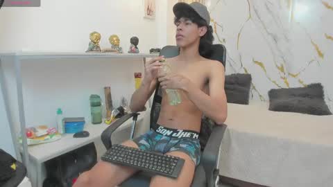 zayn_fox32 online show from May 12, 7:22 pm