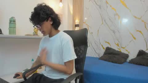 zayn_fox32 online show from May 17, 7:10 pm