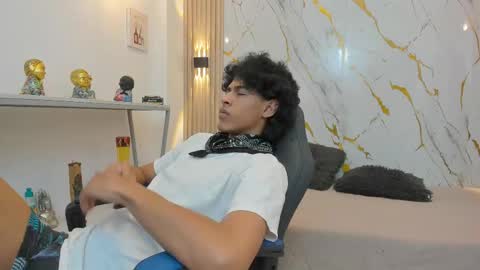 zayn_fox32 online show from April 16, 9:39 pm