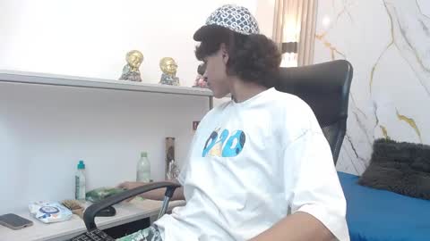 zayn_fox32 online show from April 21, 7:20 pm